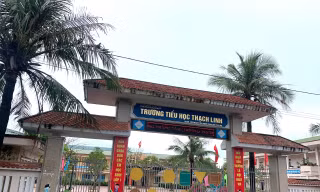 Lãnh đạo Phòng GD&ĐT nói gì về việc học sinh phải đóng tiền mua bàn ghế?
