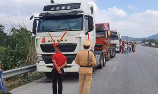 50 xe đầu kéo rước dâu bấm còi inh ỏi, cảnh sát yêu cầu dừng kiểm tra