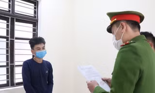 Lừa bán 12 ô tô ‘ảo’ để lấy tiền trả nợ cờ bạc 