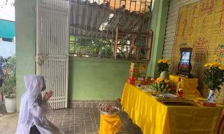 Tham gia chống dịch không thể về, 'chiến sĩ áo trắng' chịu tang mẹ từ nơi xa