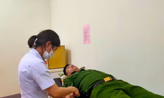 Trung úy công an hiến máu cứu sản phụ trong đêm