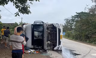 Xe đầu kéo mất lái lật giữa đường, quốc lộ ùn tắc nhiều giờ