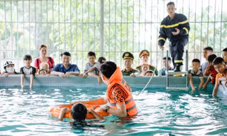 Lớp học của những 'thầy giáo áo xanh' giúp trẻ tránh đuối nước
