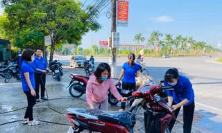 Bạn trẻ Hà Tĩnh rửa xe gây quỹ Trung thu cho trẻ em nghèo