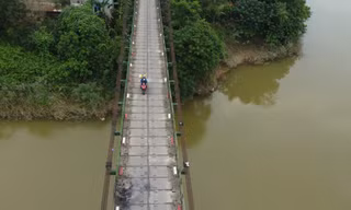Cầu treo gần 30 năm tuổi xuống cấp, cấm ô tô lưu thông