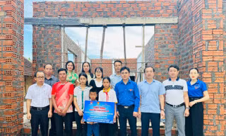 Thành Đoàn Hà Tĩnh trao tặng 3 ngôi nhà khăn quàng đỏ