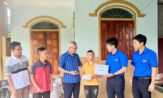 Ươm mầm yêu thương, nâng bước học sinh nghèo đến trường