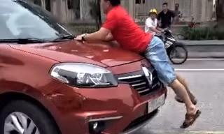 Xôn xao clip người đàn ông bám nắp capo trên chiếc xe đang chạy