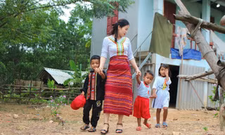 Giáo viên vào tận bản đón từng em đi khai giảng