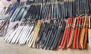 Bắt hai người phụ nữ mua bán trái phép vũ khí và công cụ hỗ trợ 