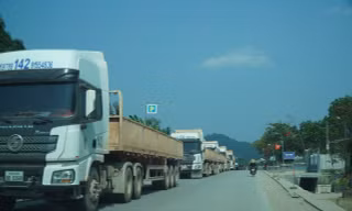 Xe tải gặp sự cố trên đường lên cửa khẩu Cầu Treo, phương tiện ách tắc nối dài