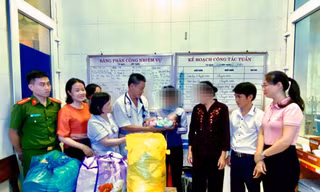 Bé trai sơ sinh bị bỏ rơi ở bờ ruộng được gia đình đón về chăm sóc