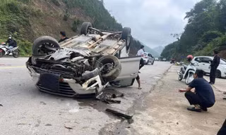 Ô tô chở 5 người tông cột mốc, lật ngửa giữa đường
