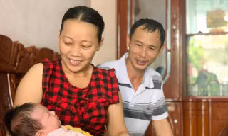 Mất 2 người con trai, vợ chồng hạnh phúc nhận nuôi bé gái bị bỏ rơi trước cổng nhà