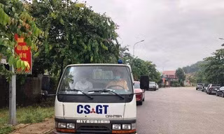 CSGT lái xe chuyên dụng chạy 15km chở thí sinh về nhà để lấy giấy tờ thi