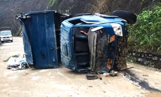 Xe chở vật liệu lật giữa đường, tài xế tử vong tại chỗ