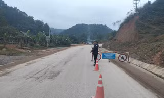 Sạt lở đường lên cửa khẩu Cầu Treo, giao thông tê liệt