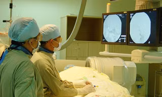 Bao giờ bác sĩ mới sống bằng đồng lương để không còn chuyện hoen ố y đức. Ảnh: L.N
