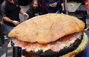 Lập kỷ lục với bánh hamburger nặng gần một tấn