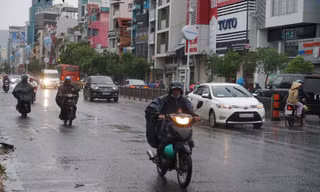 Sáng nay, TPHCM có mưa kèm theo gió do ảnh hưởng bão Tembin