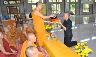 Pháp Định nay đã trở thành cư sỹ thọ trì Tam quy Ngũ giới như bao cư sỹ khác