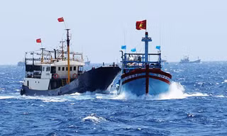 Tàu Trung Quốc nhiều lần xua đuổi tàu cá của ngư dân Việt Nam khi đánh bắt trên ngư trường truyền thống