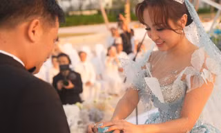 Hồ Hoài Anh đệm đàn ở đám cưới Vân Hugo