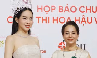 Thanh Thủy, nhà báo Diễm Quỳnh chứng kiến màn ra mắt của 25 thí sinh trước chung kết Hoa hậu Việt Nam