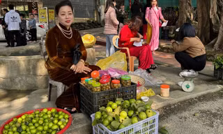 Nữ lưu tân thời bán sung muối ở cổng chùa Tăng Phúc
