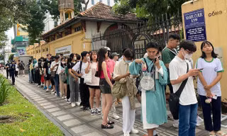 Fan xếp hàng dài gần 1 km, đội mưa để gặp Phương Mỹ Chi