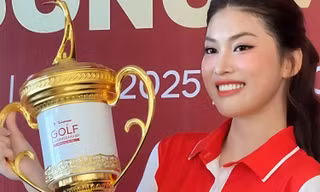 Á hậu Ngọc Thảo xinh phát sáng bên cúp vô địch Tiền Phong Golf Championship