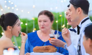 Mẹ Đặng Văn Lâm trao bánh mì và muối trong đám cưới có ý nghĩa gì?