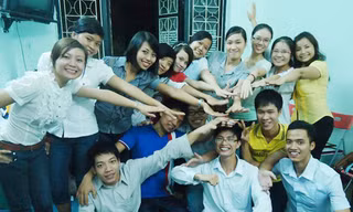 Tạ Duy Anh (ngồi, ngoài cùng bên trái) cùng các học viên