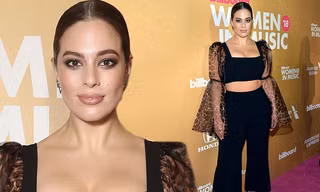 Nàng mẫu ngoại cỡ Ashley Graham đẹp kiêu sa và gợi cảm 