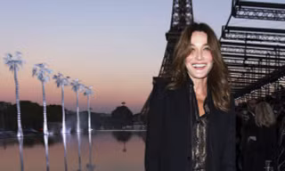 Vóc dáng siêu mẫu của cựu đệ nhất phu nhân Pháp Carla Bruni 
