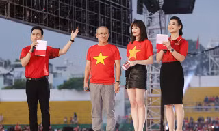 Hari Won hào hứng làm phiên dịch cho huấn luyện viên Park Hang Seo