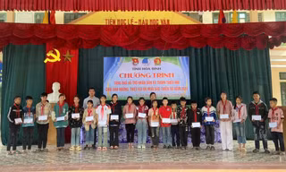 Tỉnh Đoàn Hòa Bình hỗ trợ thanh thiếu nhi bị ảnh hưởng cơn bão Yagi