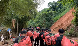 Công an huyện Bảo Yên căng mình hỗ trợ người dân chống lũ 