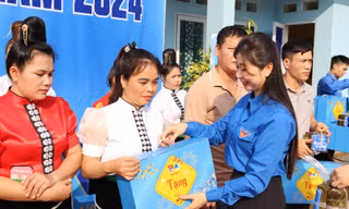Tỉnh Đoàn Sơn La hỗ trợ thanh niên, công nhân hoàn cảnh khó khăn đón Tết