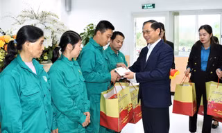 Bộ trưởng Ngoại giao Bùi Thanh Sơn tặng quà công nhân lao động ở Hòa Bình