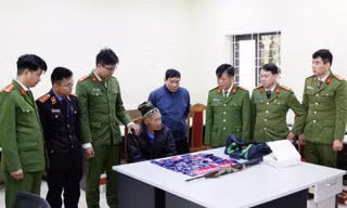 Đối tượng gần 70 tuổi cầm theo súng đã lên nòng băng rừng, vận chuyển ma túy