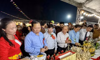 Hàng nghìn người đổ về phiên chợ vùng cao tỉnh Hòa Bình