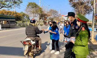 Ấm lòng điểm dừng chân 'tiếp sức' người dân về quê ăn Tết