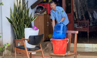 Nước lũ rút, bùn đất bủa vây nhà cửa ở thành phố Lào Cai