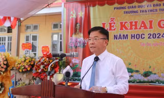Phó Thủ tướng Lê Thành Long dự khai giảng năm học mới tại trường vùng cao Hòa Bình