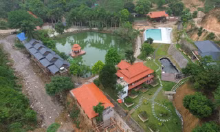 Lấn suối, xây dựng nhà trái phép trên đất rừng ở Hòa Bình