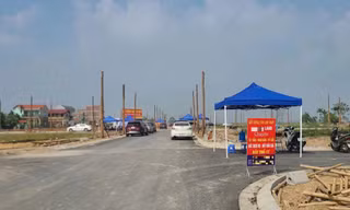 Huyện ven Hà Nội dừng đấu giá đất sau lùm xùm khách trả giá cao rồi dừng lại