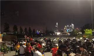 Háo hức chờ xem pháo hoa đón năm mới ở vành đai Thủ Thiêm