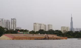 Chiếc sà lan lật úp trên sông Sài Gòn.