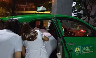 Em bé được sinh ra trên xe taxi trước thời khắc bão số 9 đổ bộ.